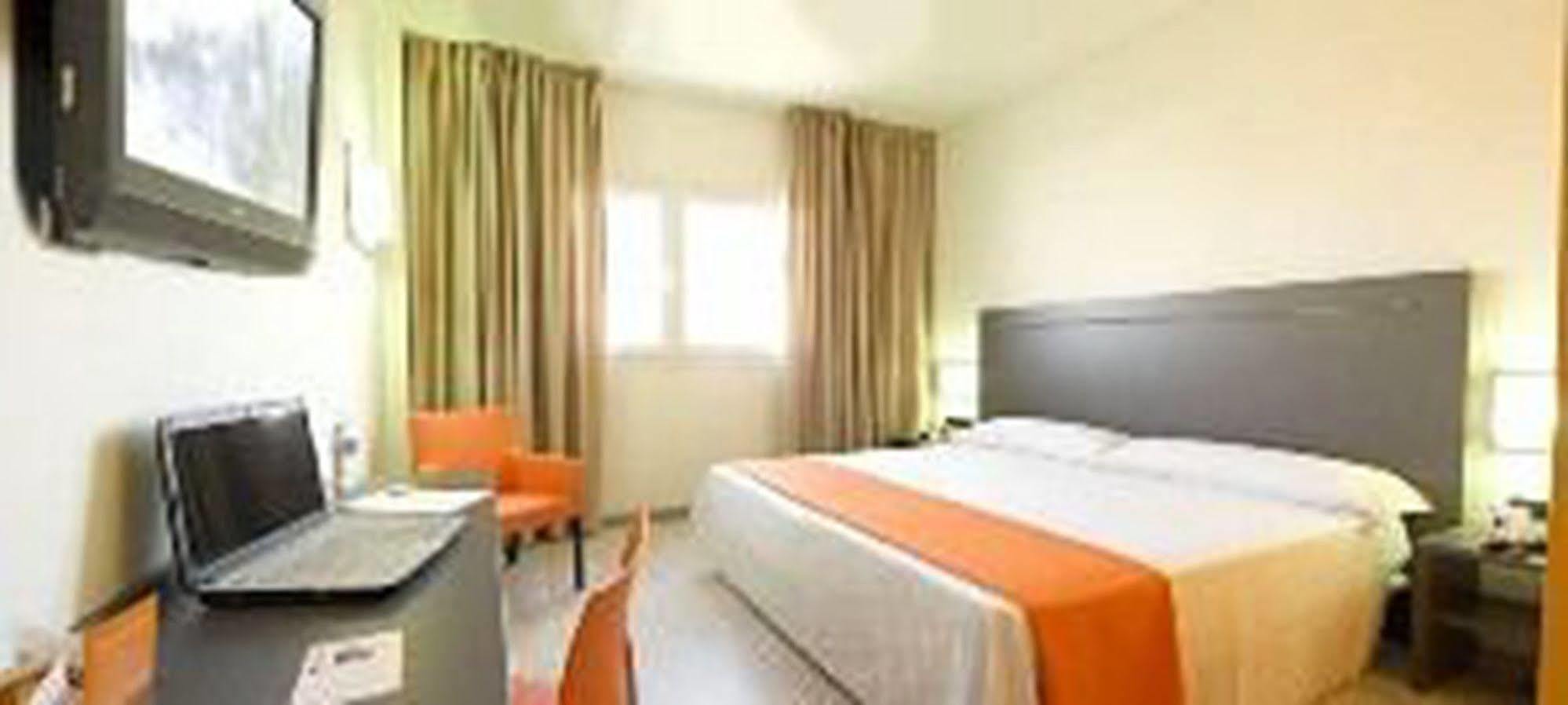 B&B Hotel Barcelona רובי מראה חיצוני תמונה